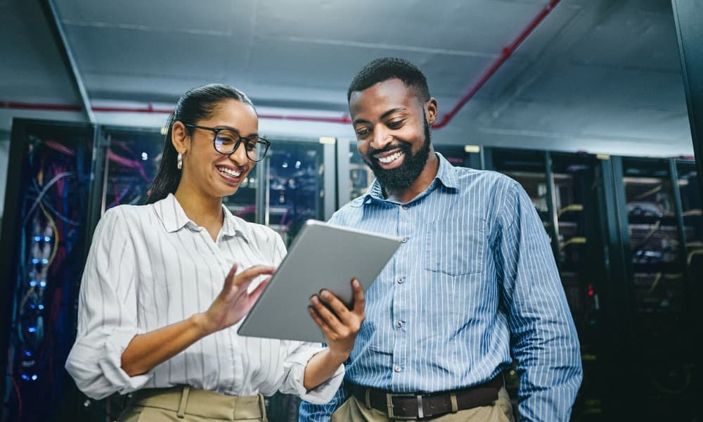 Professionals interacting with each other to perform good IT support. 